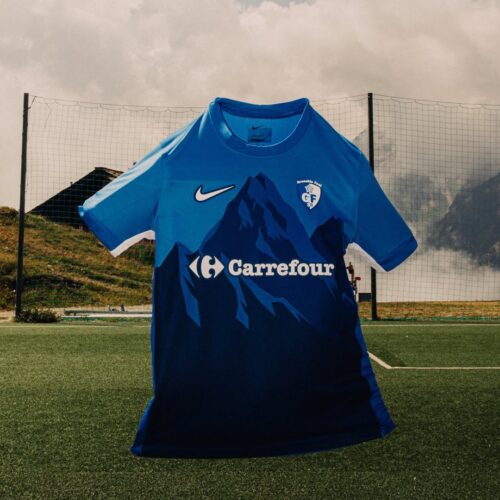 Image de l'article Les Alpes sur le nouveau maillot de Grenoble 2025-2026