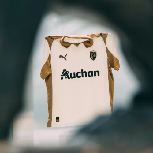 Image de l'article Lens et PUMA dévoilent un superbe maillot third au sein du Louvre-Lens