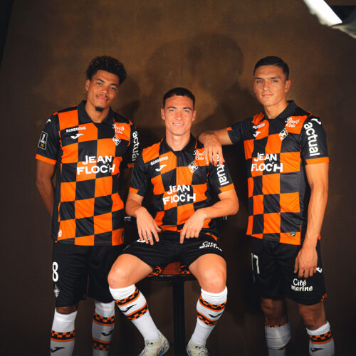 Image de l'article Les damiers de retour sur le maillot 2025-2026 de Lorient, imaginé pour le centenaire