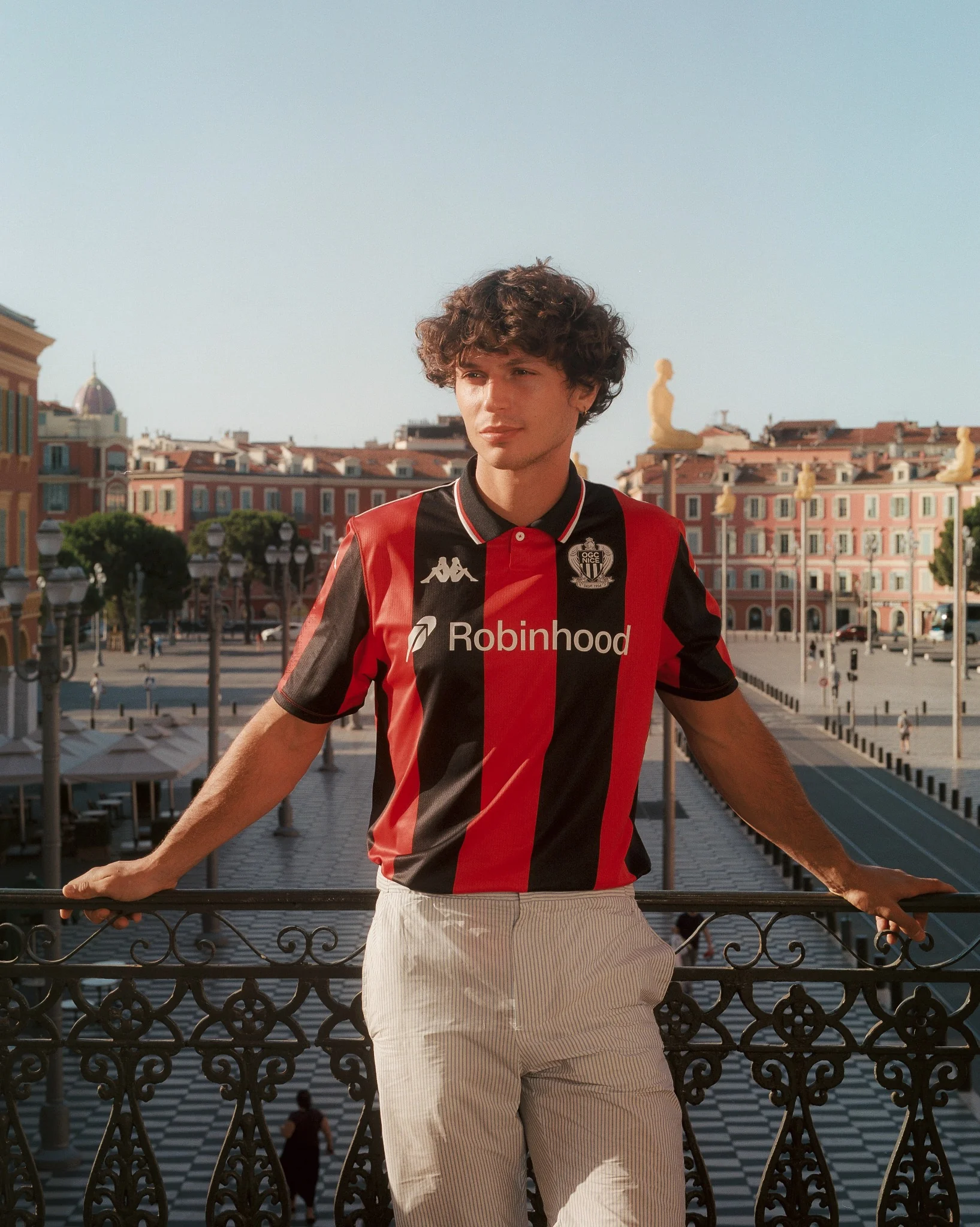 Sortie du maillot extérieur 24-25 de l'OGC Nice - Footy Headlines FR