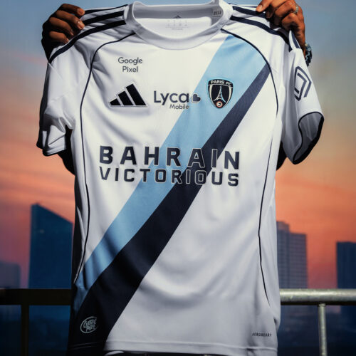 Image de l'article Le Paris FC dévoile enfin ses nouveaux maillots 2025-2026 !