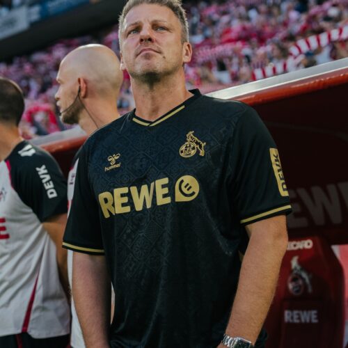Image de l'article Lukas Kwasniok, ce coach de Bundesliga qui porte des maillots de foot sur le banc