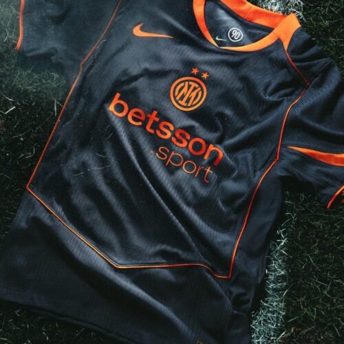 Image de l'article Comme le PSG et le Barça, l'Inter dévoile son maillot Nike inspiré de Total 90