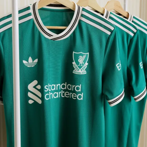 Image de l'article Le vert fait son retour sur le maillot third de Liverpool 2025-2026