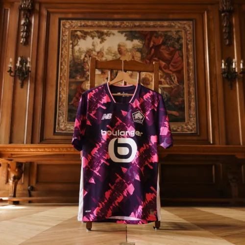 Image de l'article New Balance dévoile un quatrième maillot rose et violet pour le LOSC