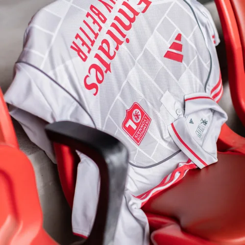 Image de l'article Quand le skateboard inspire le maillot third de Lyon