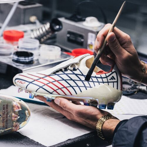 Image de l'article La F50 « Spider », portée par Santiago Munez dans le film Goal! rééditée par adidas et Unisport