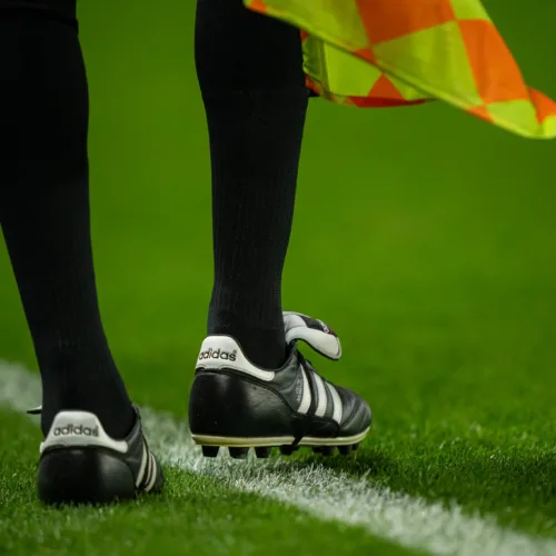 Image de l'article Quelles chaussures de foot portent les arbitres en Ligue 1 ?