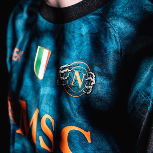 Image de l'article Napoli et EA7 poursuivent leur série avec un maillot spécial Halloween
