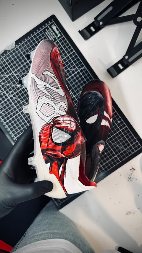 paire crampons customisee adidas predator enzo le fee joaquin soub art sunderland