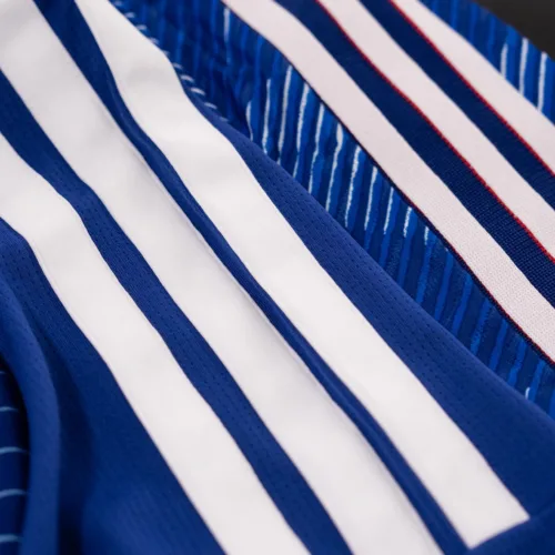 Image de l'article Après le logo en 2022, adidas modifie la taille de ses bandes sur les maillots 2026