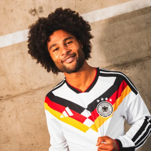 Image de l'article Le dernier maillot adidas de l’Allemagne rend hommage à 1990 et 2014