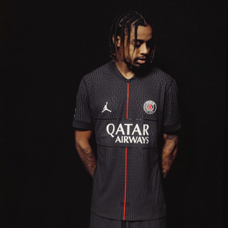 Maillot PSG Jordan 25 26 Une Tenue D di e Aux Ateliers Parisiens maillot-psg-jordan-25-26-une-tenue-d-di-e-aux-ateliers-parisiens
