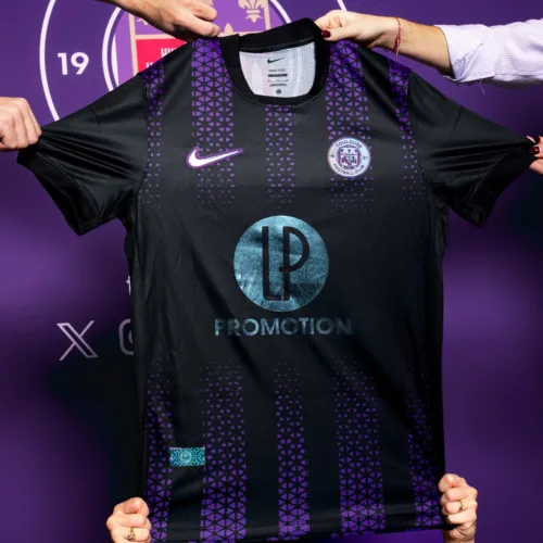 Image de l'article Le TFC sort son maillot third 25/26 avec des reflets iridescents