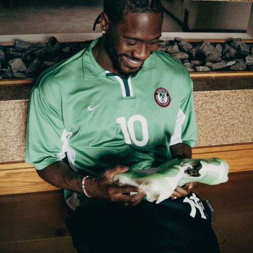 Image de l'article Ola Aina va jouer la CAN 2025 avec une paire de Sokito personnalisée.