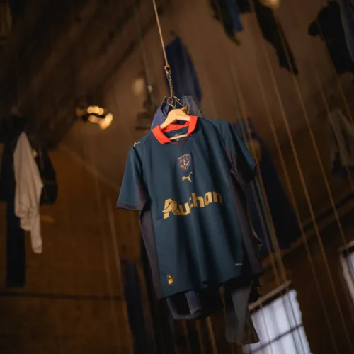 Image de l'article Lens et PUMA dévoilent le maillot Sainte-Barbe 2026, hommage aux tenues des mineurs
