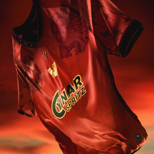 Image de l'article NOCTA et Drake Ramberg signent le quatrième maillot 25/26 de Venezia