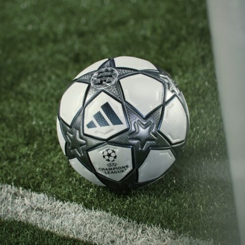 Image de l'article adidas réédite le ballon de la Ligue des Champions 2001-2002, le premier de son histoire