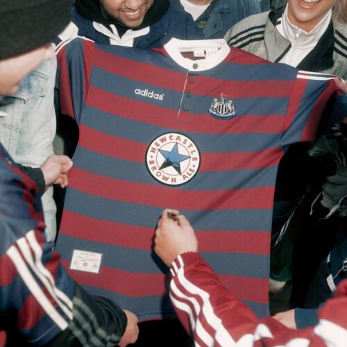 Image de l'article Newcastle et adidas rééditent le maillot de 1995 et une collection rétro