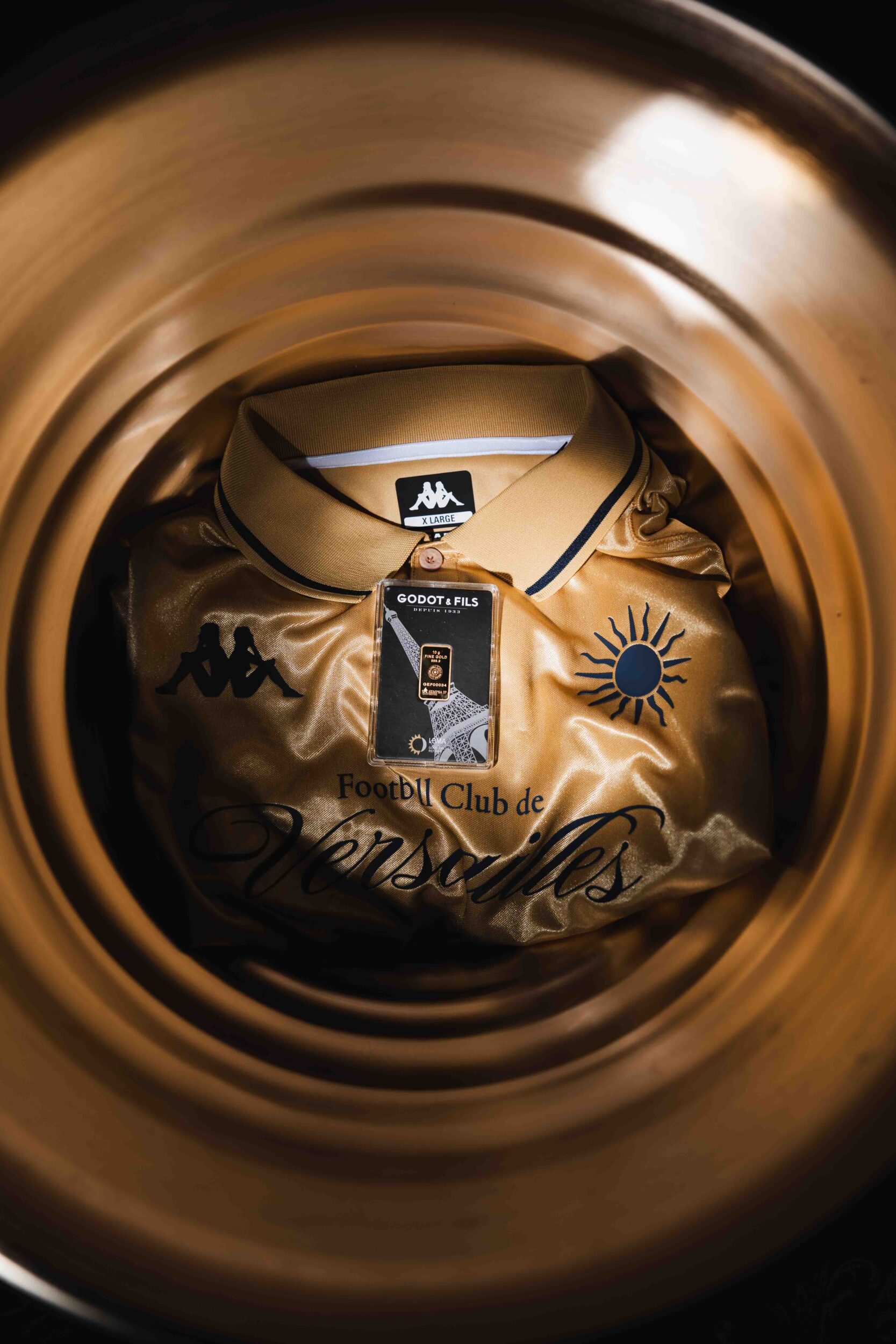 Remporte un lingot d'or en achetant un maillot du FC Versailles !