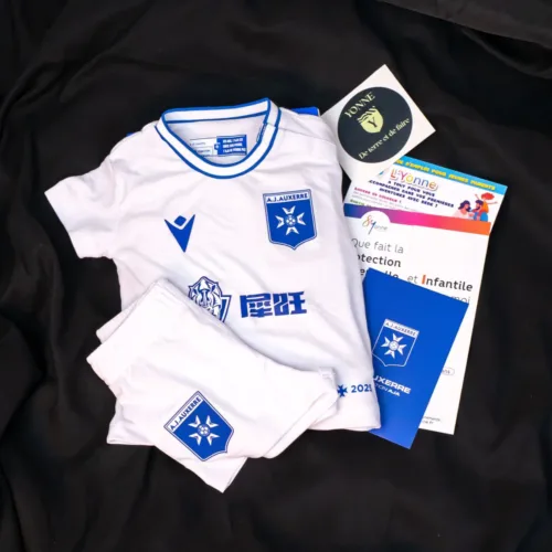 Image de l'article L’AJ Auxerre offre son maillot aux bébés nés à Auxerre !