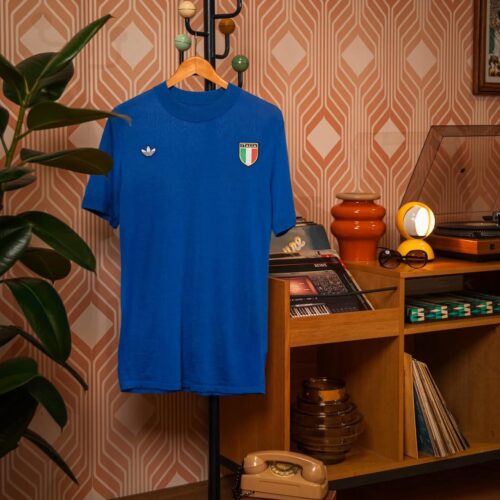 Image de l'article adidas ressort le maillot rétro de l’Italie des années 70