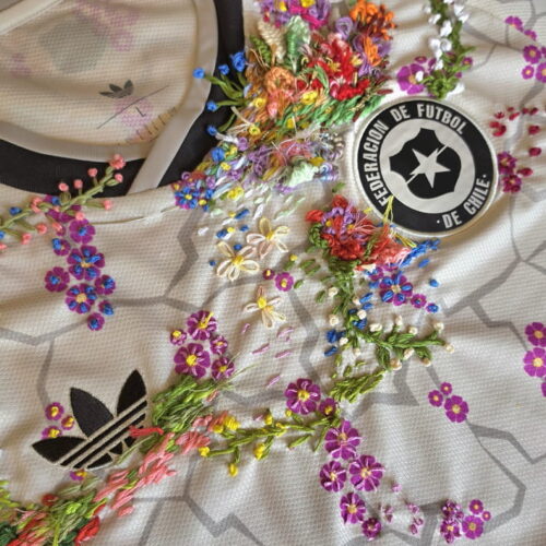 Image de l'article Trois artistes chiliennes revisitent le maillot extérieur du Chili