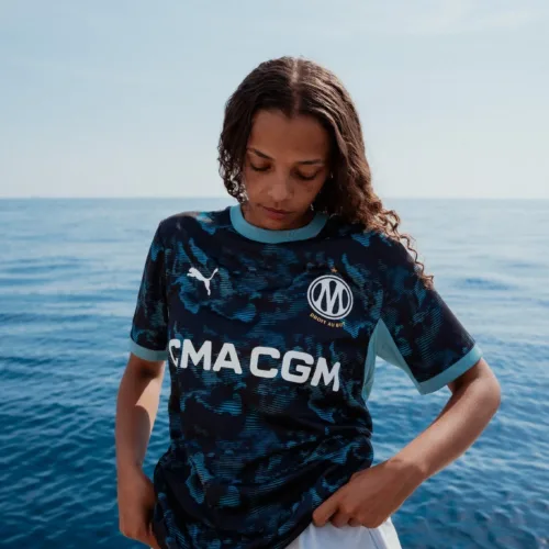 Image de l'article Le nouveau maillot extérieur de l'OM 2026-2027 rend hommage à la Méditerranée