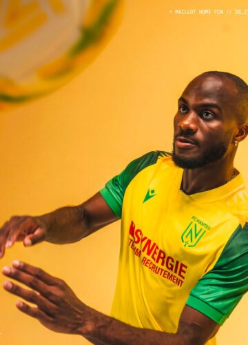 Image de l'article Macron dévoile le maillot de Nantes 2026-2027