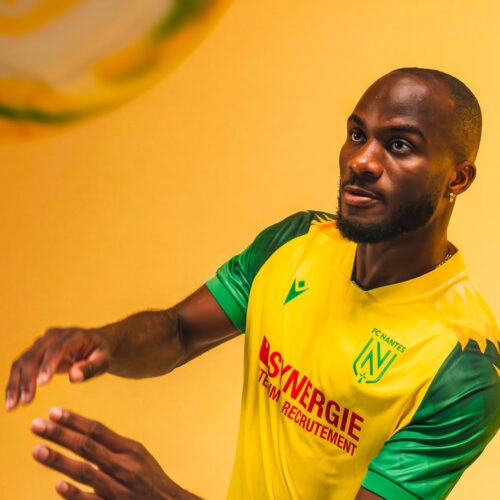 Image de l'article Macron dévoile le maillot de Nantes 2026-2027