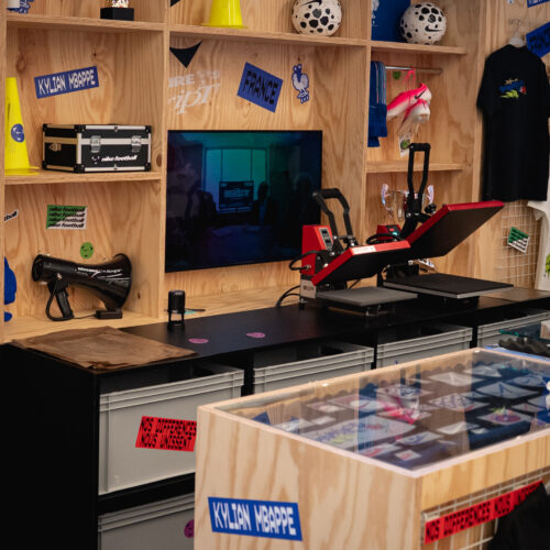 Image de l'article À Paris, Nike transforme les t-shirts des supporters des Bleus
