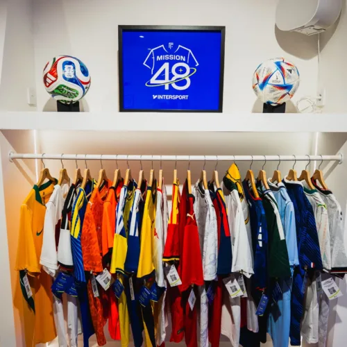 Image de l'article Après plusieurs semaines de quête, Mission 48 ouvre ses portes à Paris et expose les maillots de la Coupe du Monde