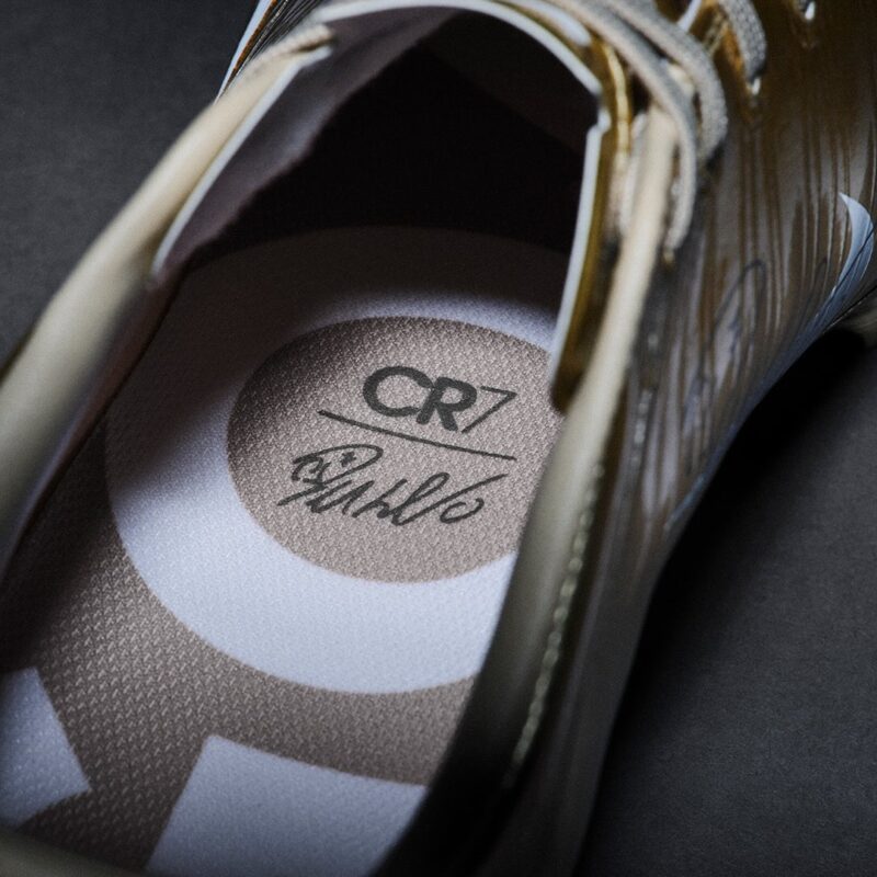 Les crampons dorés Nike Mercurial Superfly RGN Gold de Cristiano Ronaldo.