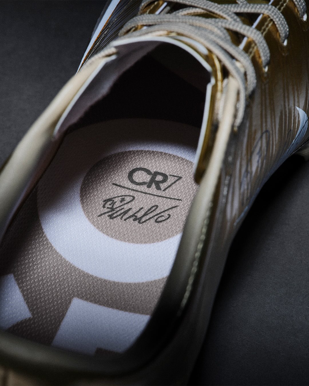 Les crampons dorés Nike Mercurial Superfly RGN Gold de Cristiano Ronaldo.