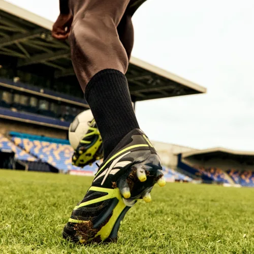 Image de l'article Reebok dévoile la Sidewinder 26, son premier crampon de performance depuis près de 30 ans