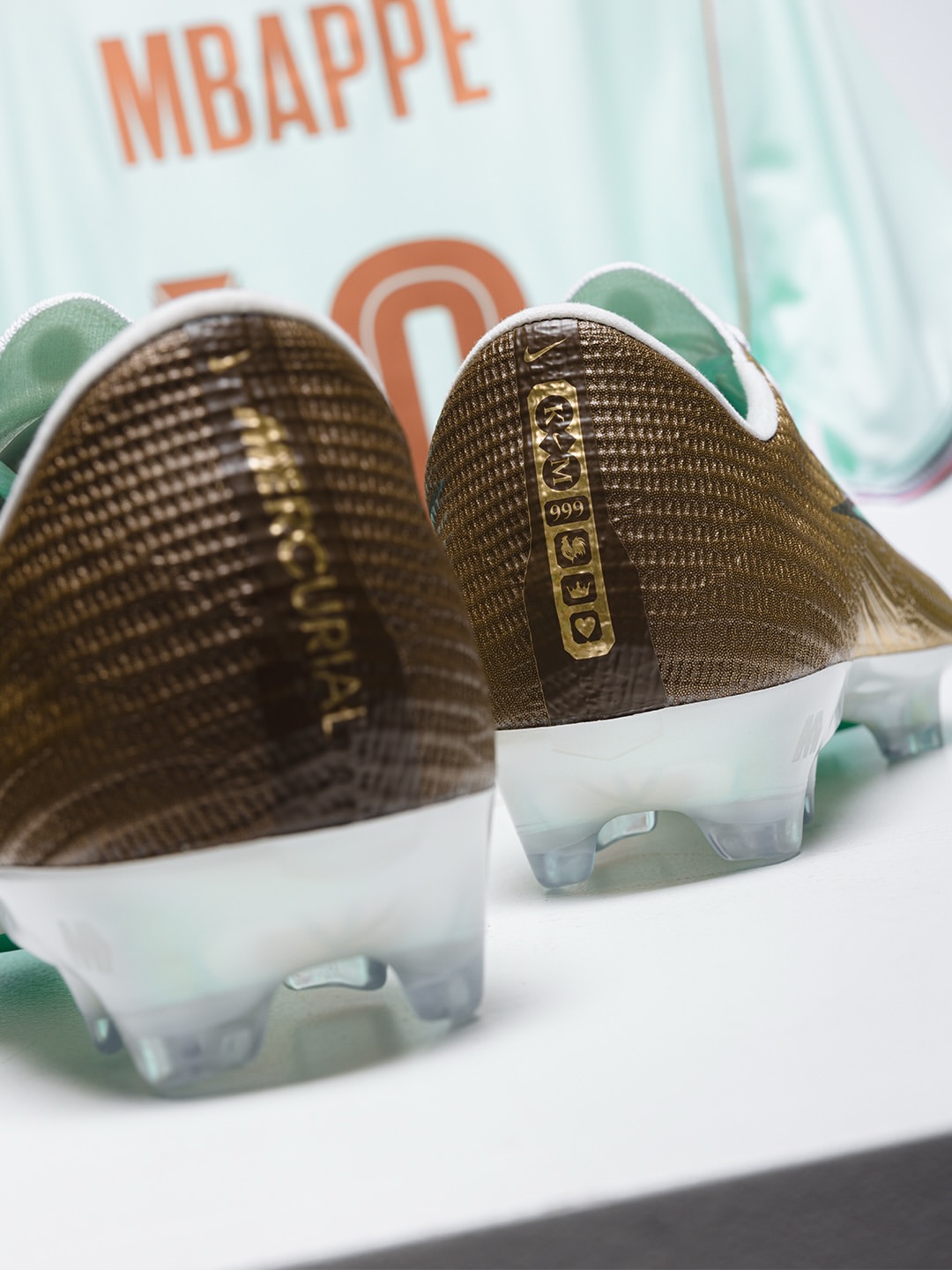 crampons speciaux paire spéciale kylian mbappe meilleur buteur coupe du monde mercurial superfly nike