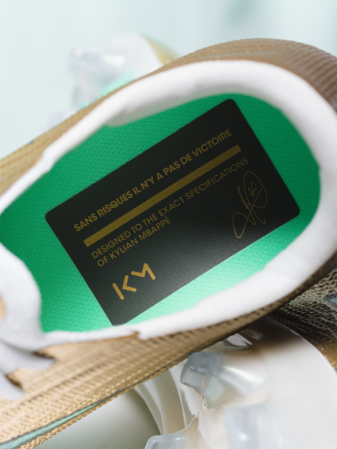 crampons speciaux paire spéciale kylian mbappe meilleur buteur coupe du monde mercurial superfly nike