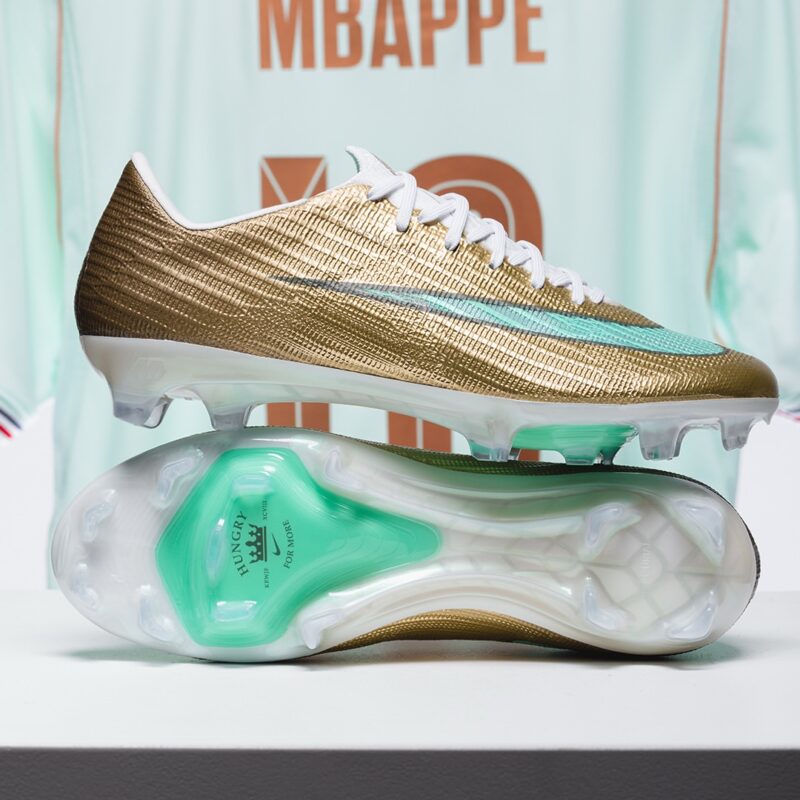 crampons speciaux paire spéciale kylian mbappe meilleur buteur coupe du monde mercurial superfly nike