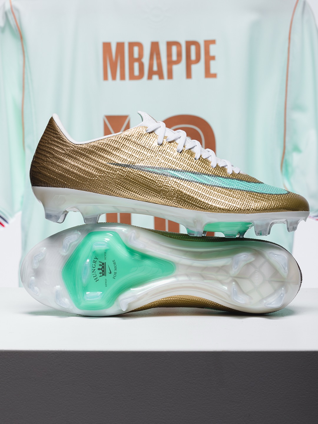 crampons speciaux paire spéciale kylian mbappe meilleur buteur coupe du monde mercurial superfly nike