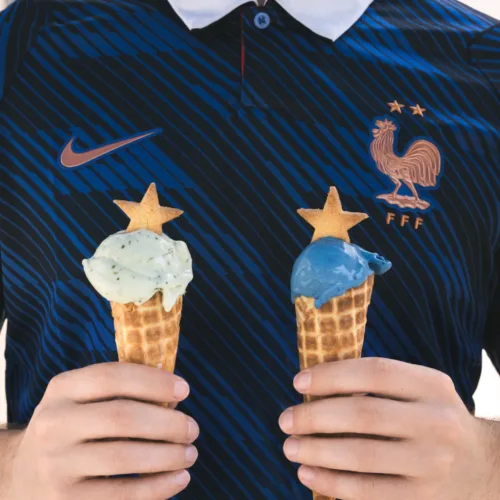 Image de l'article Quand la FFF décline les maillots des Bleus en glace !