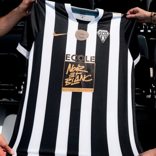 Image de l'article Angers SCO dévoile son maillot domicile 2026-2027, sobre et fidèle à son identité