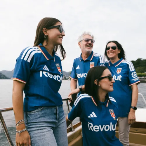 Image de l'article Côme et adidas dévoilent un maillot 2026-2027 pensé par Rhuigi Villaseñor