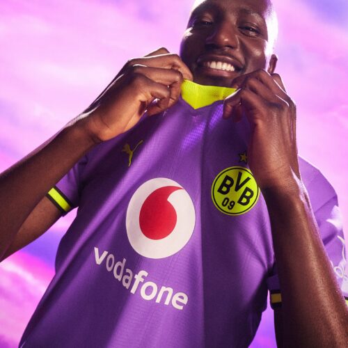Image de l'article Pourquoi le nouveau maillot third du Borussia Dortmund est violet ?