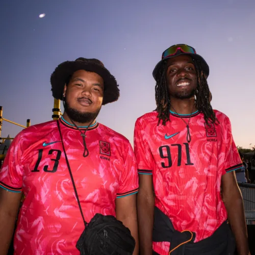 Image de l'article Pourquoi les maillots de foot sont devenus incontournables dans les festivals ?