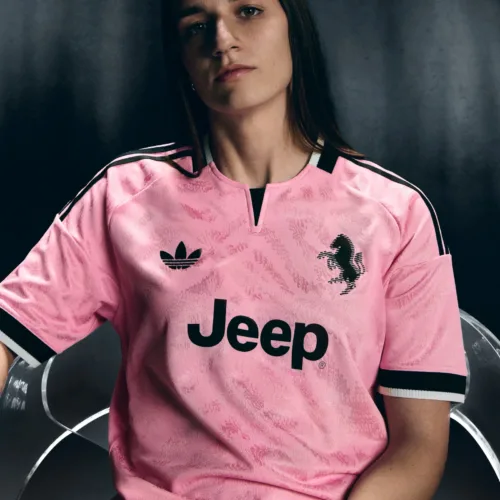 Image de l'article Le rose retrouve une place centrale sur le maillot extérieur 2026-27 de la Juventus