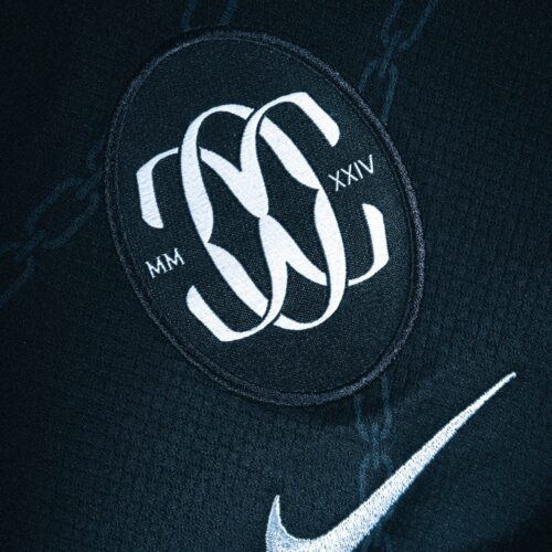 Image de l'article Nike imagine des maillots inspirés de la joaillerie pour le Como Women