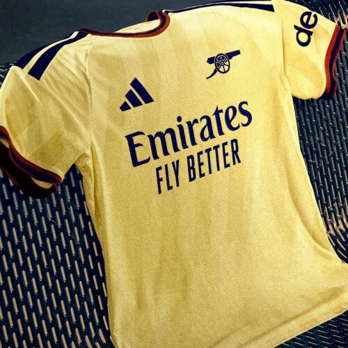Image de l'article Le troisième maillot d'Arsenal 2026-2027 remet à l'honneur le motif éclair