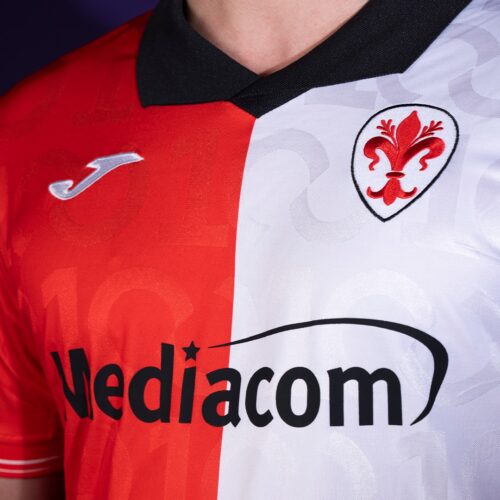 Image de l'article Pourquoi la Fiorentina va jouer en rouge et blanc cette saison ?