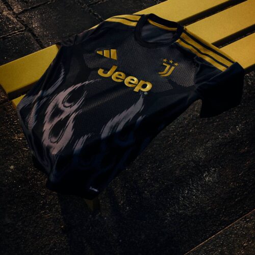 Image de l'article Pourquoi le maillot third de la Juventus 2026-2027 est recouvert de flammes ?