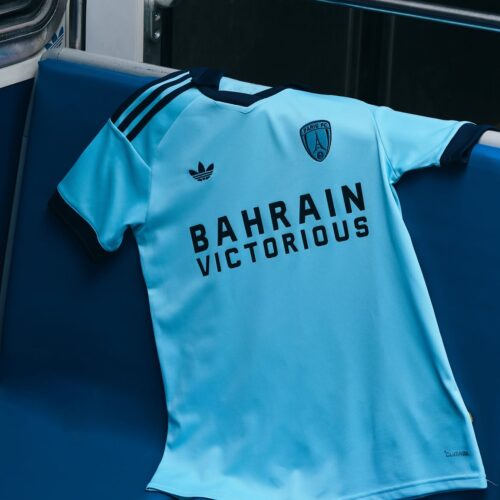 Image de l'article Le nouveau maillot extérieur du Paris FC s’inspire du quotidien parisien